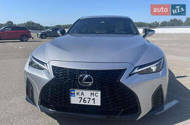 Седан Lexus IS 2022 в 