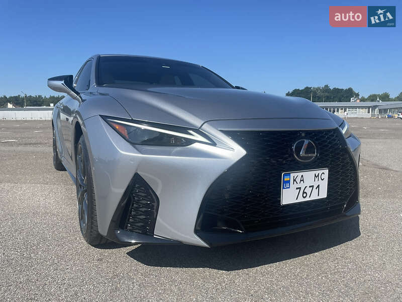 Седан Lexus IS 2022 в 