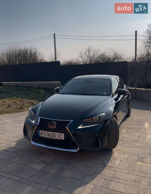 Седан Lexus IS 2020 в 