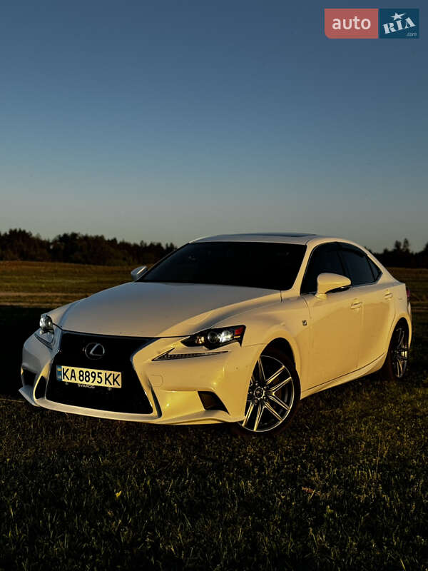 Седан Lexus IS 2015 в Киеве фото 3 Седан Lexus IS 2015 в Киеве