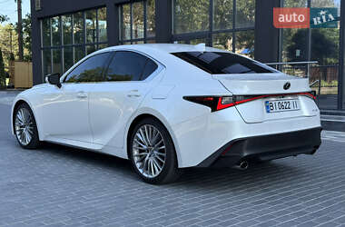 Седан Lexus IS 2024 в 