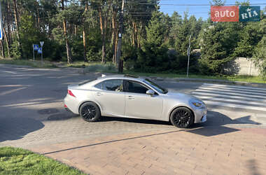 Седан Lexus IS 2015 в 