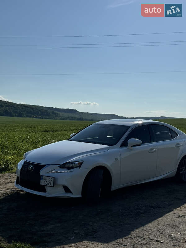 Седан Lexus IS 2015 в 
