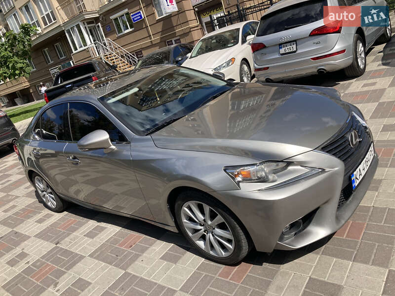 Седан Lexus IS 2015 в 