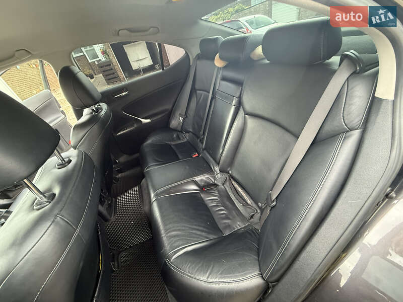 Седан Lexus IS 2009 в Краснограде