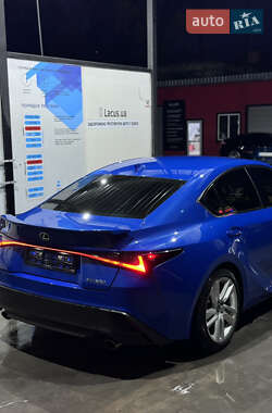 Седан Lexus IS 2021 в 