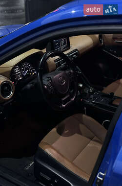 Седан Lexus IS 2021 в 