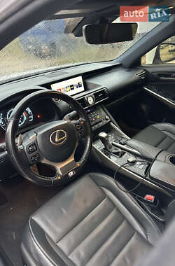 Седан Lexus IS 2018 в 