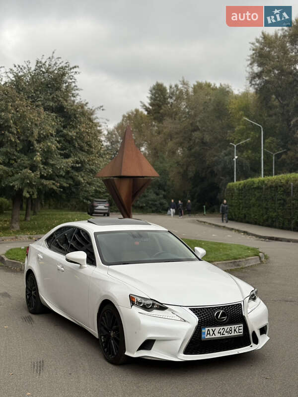 Седан Lexus IS 2016 в 