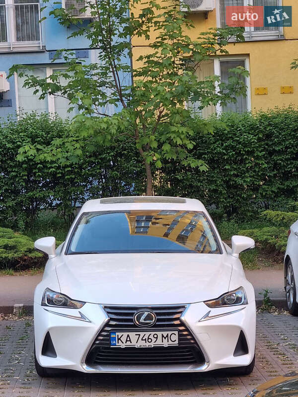 Седан Lexus IS 2018 в 