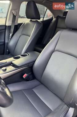 Седан Lexus IS 2015 в 