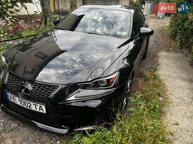 Седан Lexus IS 2017 в 