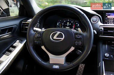 Седан Lexus IS 2017 в 