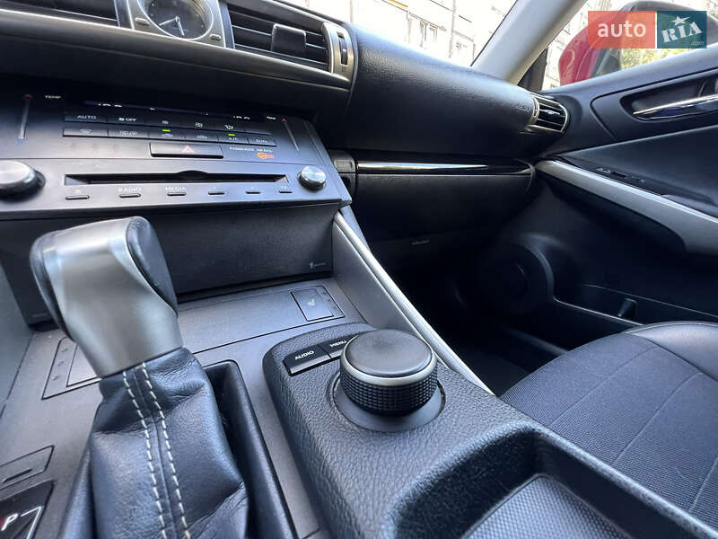 Седан Lexus IS 2015 в Львове