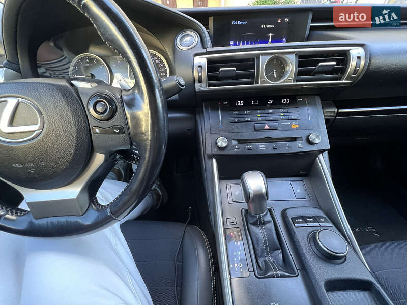 Седан Lexus IS 2015 в Львові