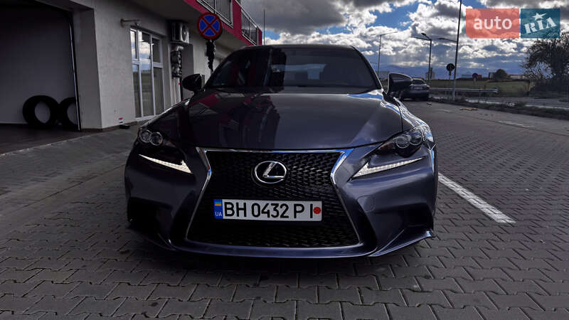 Седан Lexus IS 2015 в Ізмаїлі