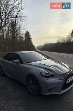 Седан Lexus IS 2015 в Олевську