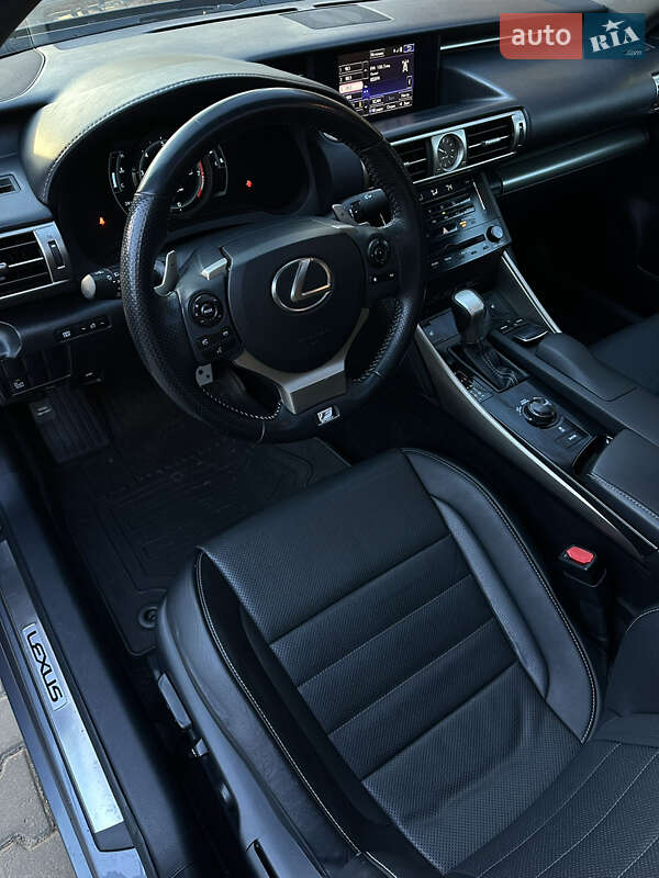 Седан Lexus IS 2013 в Буче