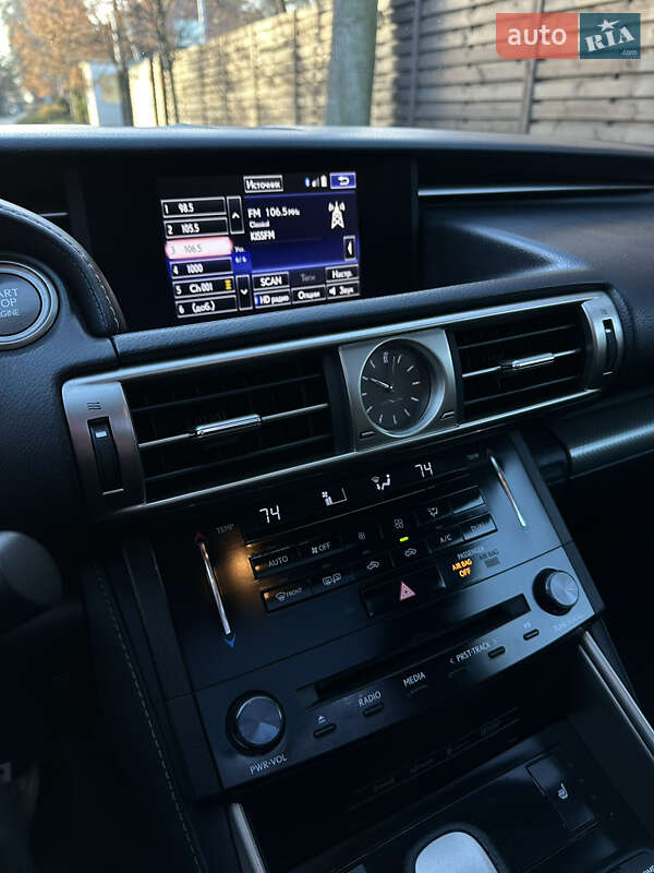 Седан Lexus IS 2013 в Буче