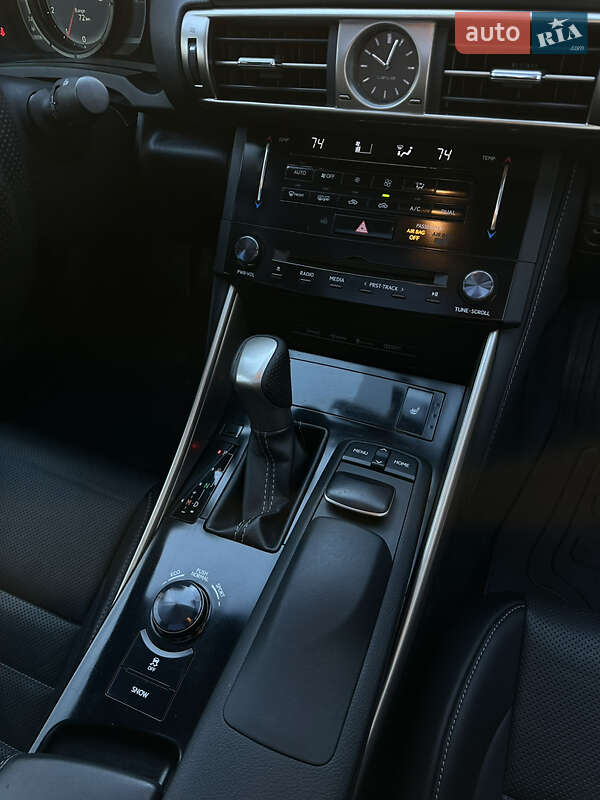 Седан Lexus IS 2013 в Буче