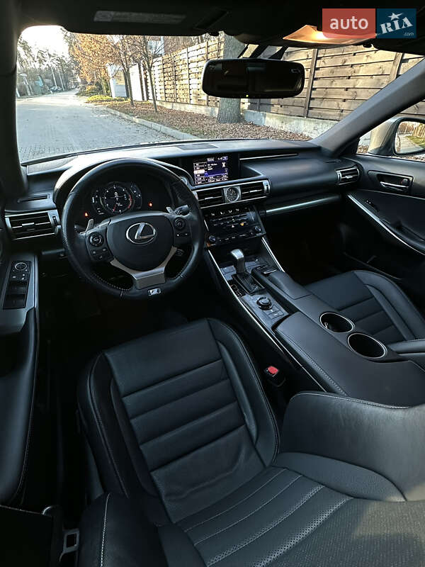 Седан Lexus IS 2013 в Буче