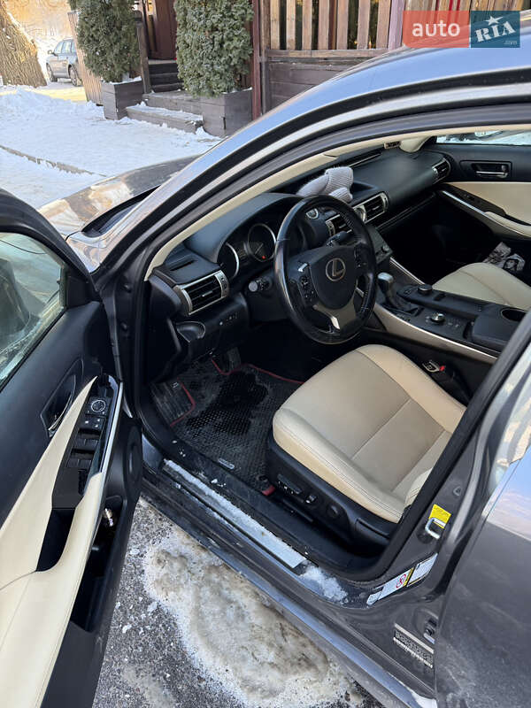 Седан Lexus IS 2016 в Здолбуніві