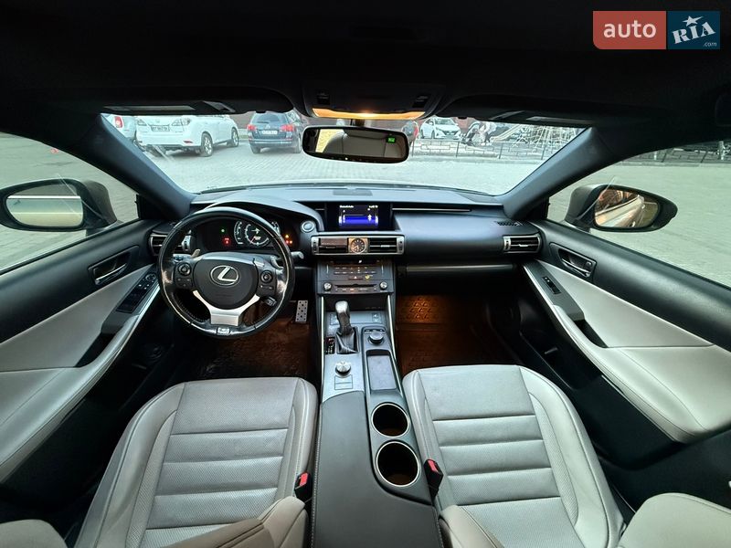 Седан Lexus IS 2015 в Коломиї