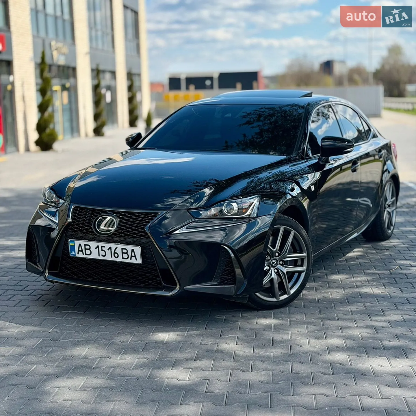 2017 Lexus IS - мініатюра 2
