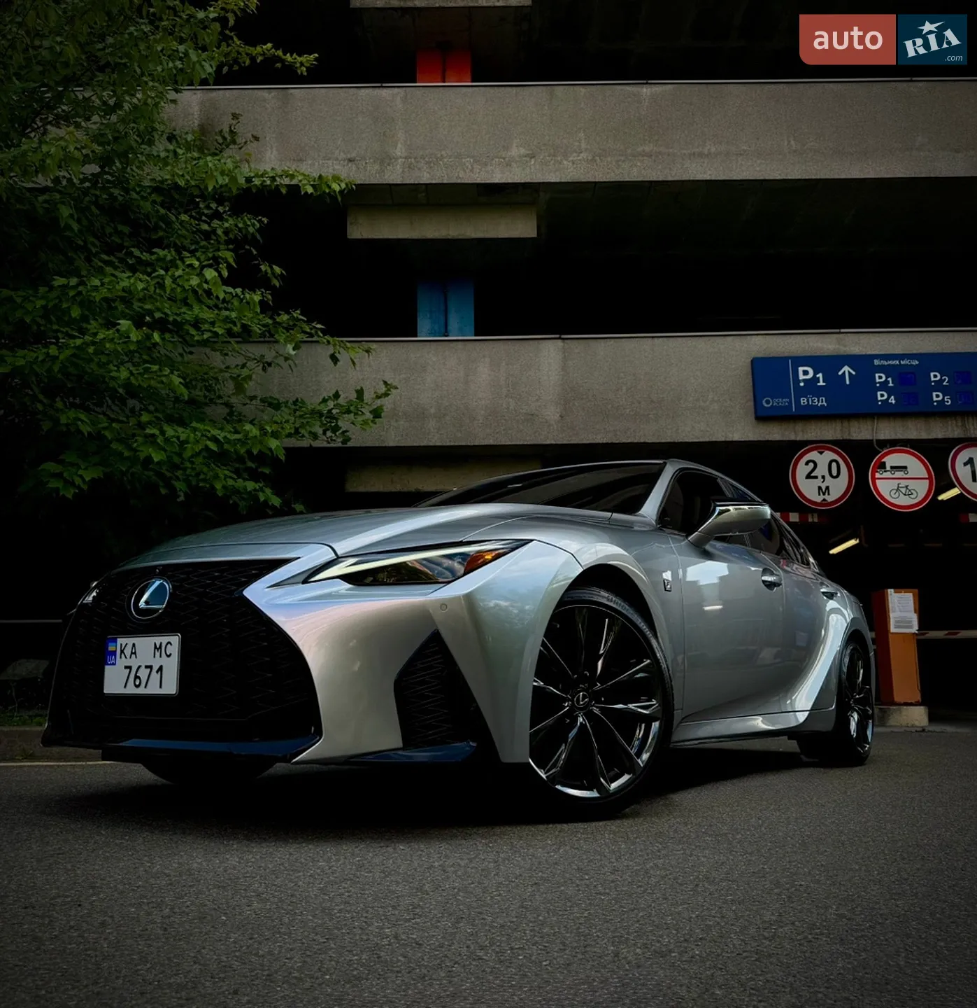 2022 Lexus IS - фото 1
