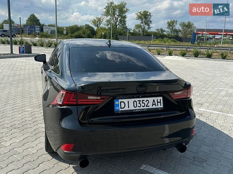Седан Lexus IS 2015 в Ужгороде