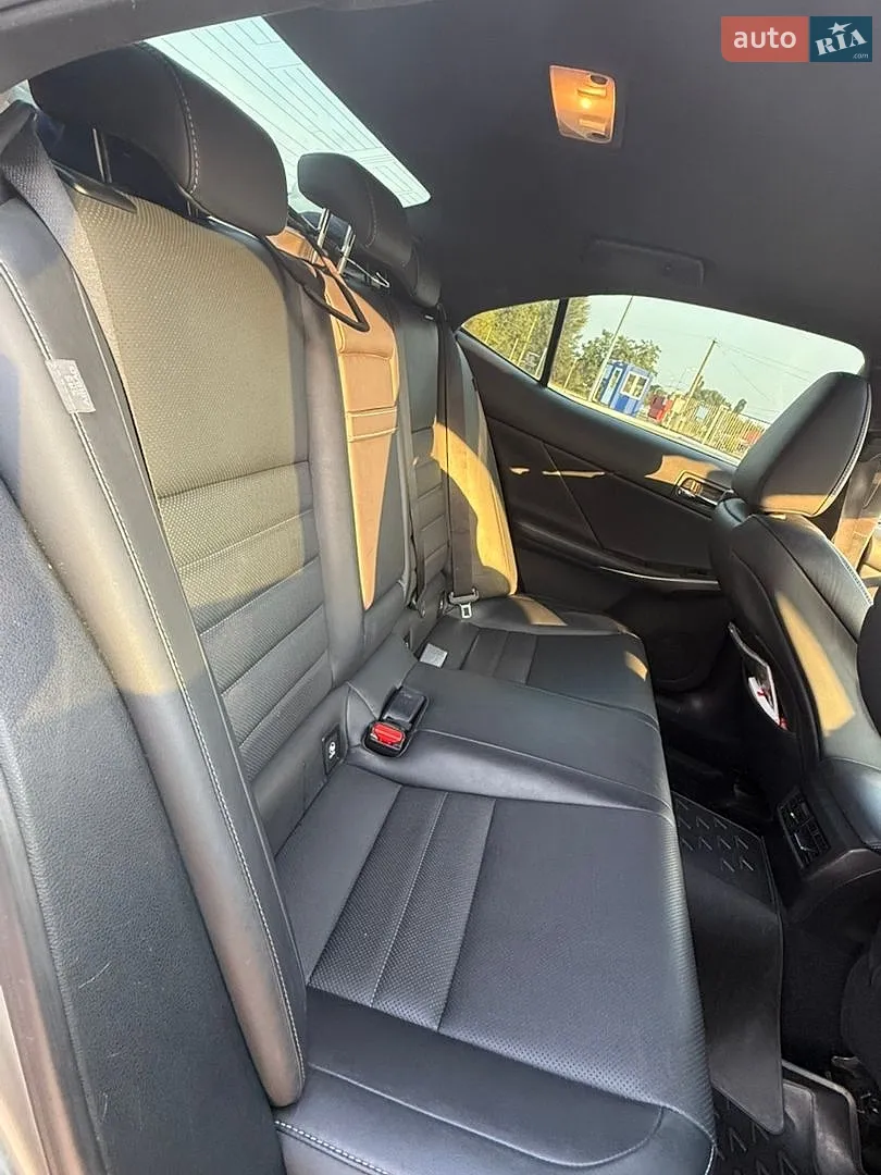 2016 Lexus IS - мініатюра 6
