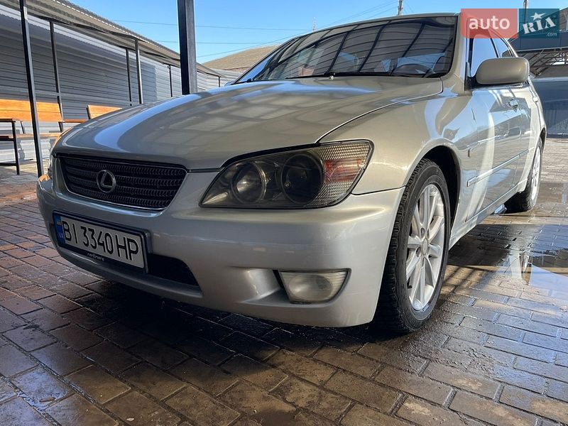 Седан Lexus IS 2000 в Миргороді