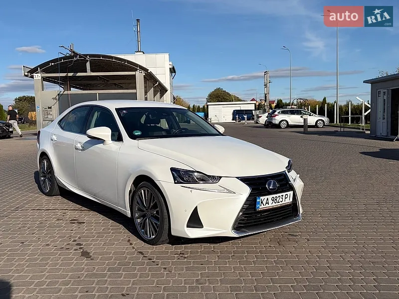 Lexus IS