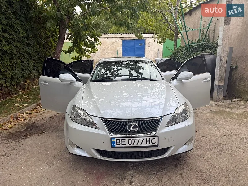 Lexus IS