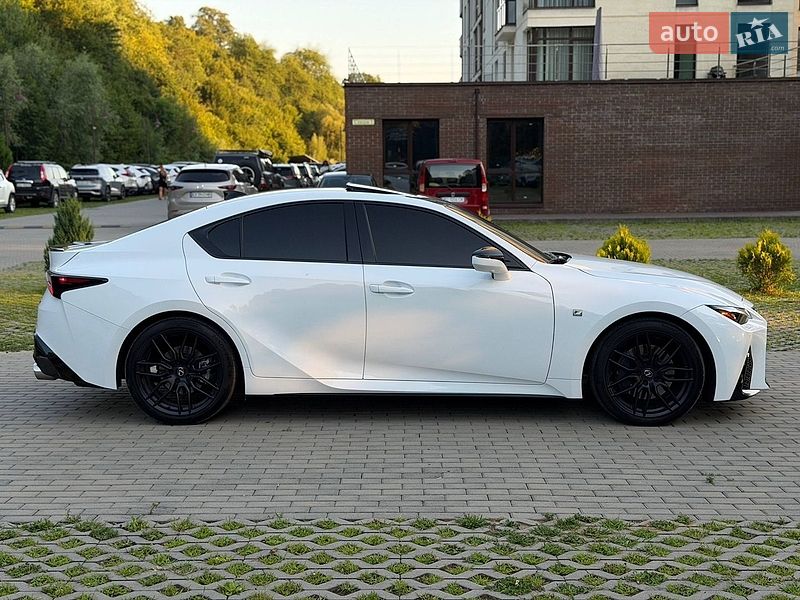 Седан Lexus IS 2023 в Сваляві