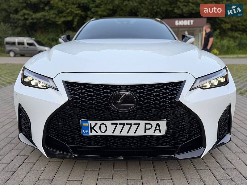 Седан Lexus IS 2023 в Сваляві