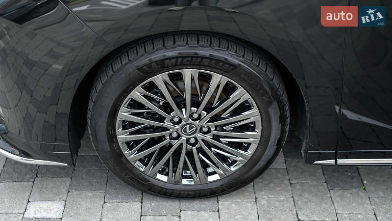 Мінівен Lexus LM 2024 в Львові