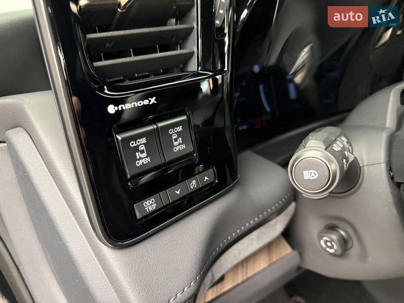 Мінівен Lexus LM 2025 в Києві