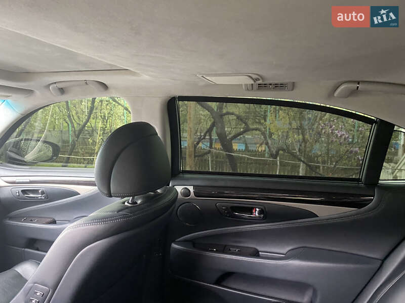 Седан Lexus LS 2014 в Иршаве