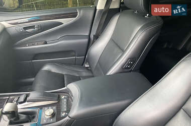 Седан Lexus LS 2014 в Иршаве