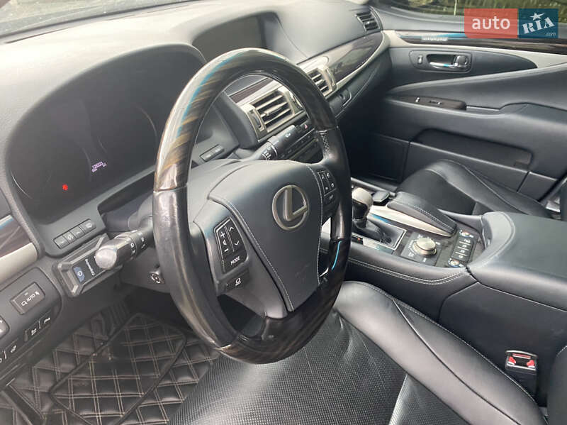 Седан Lexus LS 2014 в Иршаве