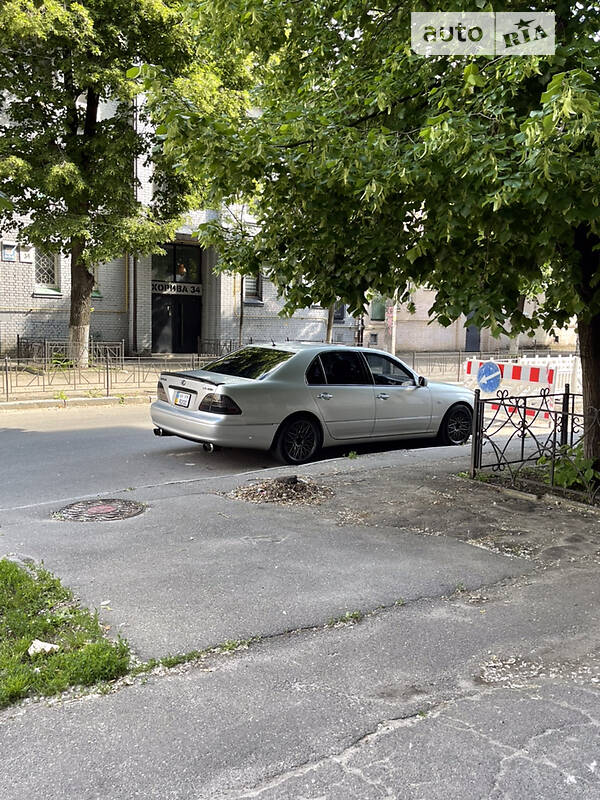 Седан Lexus LS 2001 в 