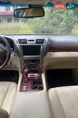 Седан Lexus LS 2007 в Косове