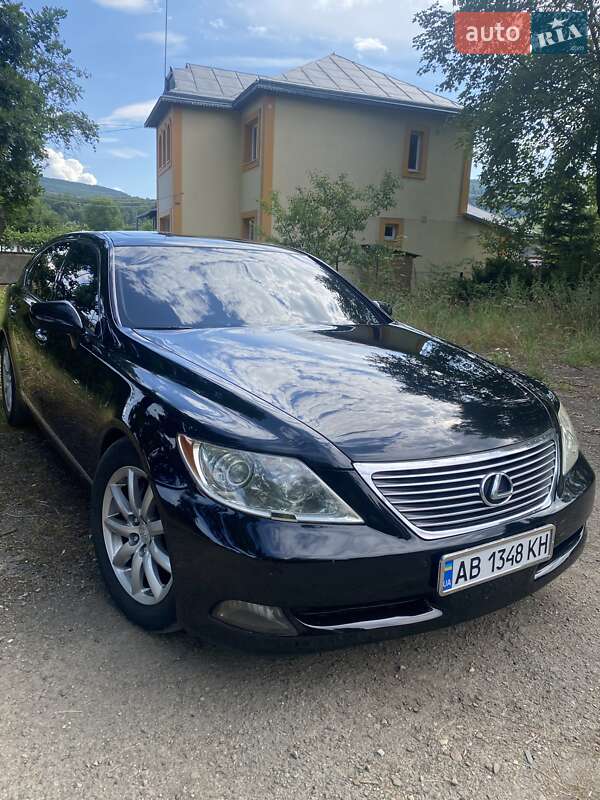 Седан Lexus LS 2007 в Косове