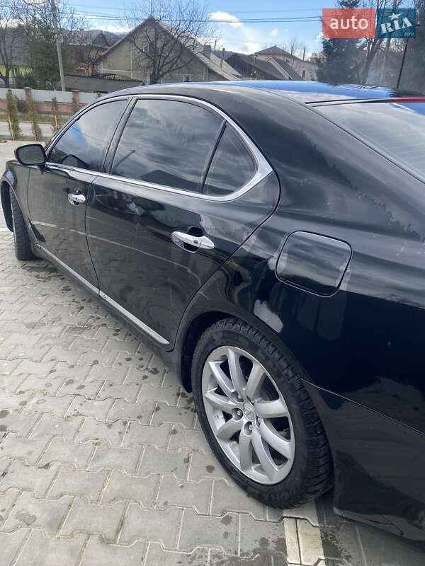 Седан Lexus LS 2007 в Косове