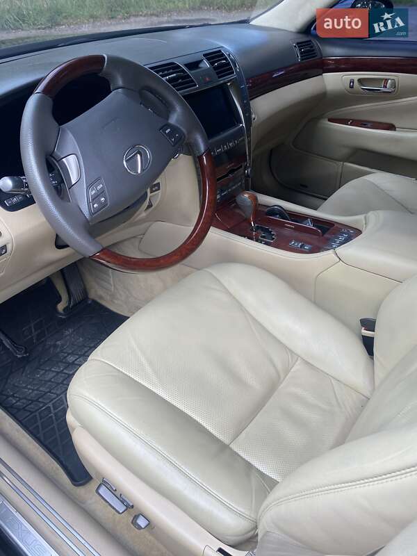 Седан Lexus LS 2007 в Косове