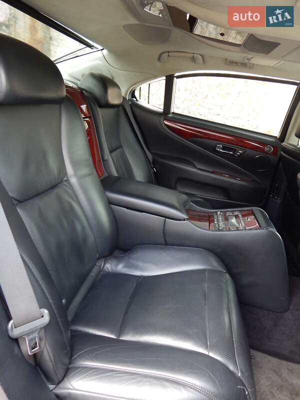Седан Lexus LS 2007 в Нововолынске