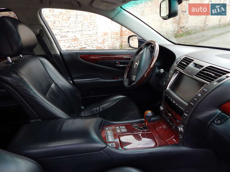 Седан Lexus LS 2007 в Нововолынске