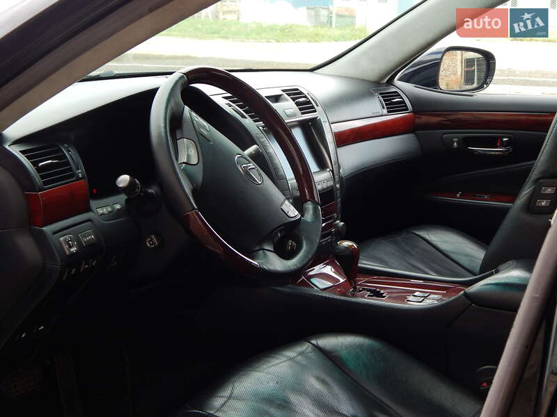 Седан Lexus LS 2007 в Нововолынске