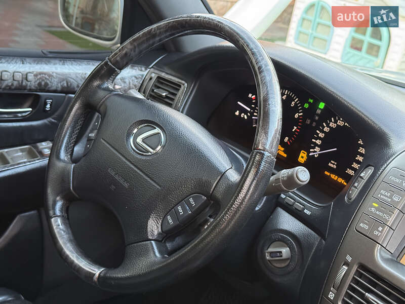 Седан Lexus LS 2004 в Вараше